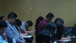 Misa Natal di KPK, Mario Bernando Main Organ dan Hambit Bintih Berdoa