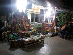 Jelang Tahun Baru, Pedagang Kembang Api Marak Berjualan di Pinggir Jalan