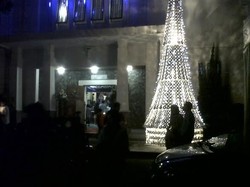 Kreatif! 1.500 Keping VCD Bekas Disulap Jadi Pohon Natal