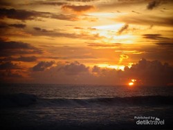 Berburu Sunset Cantik di Pantai Tanjung Layar