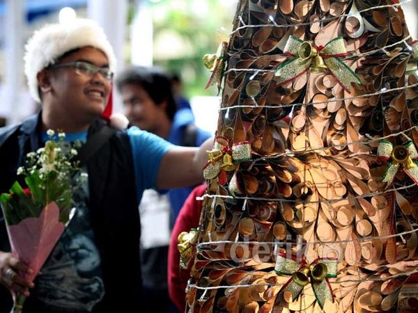 Pohon Natal dari Majalah Bekas