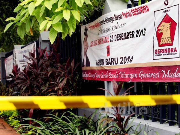 Spanduk Natal Bertebaran di Sekeliling Katedral