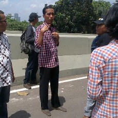 Kenakan Kemeja Kotak-kotak Saat Cek JLNT Casablanca, Ini Kata Jokowi