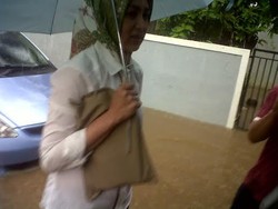 Terjang Banjir Airin, Adde Rosi dan Andika Jenguk Atut