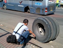 Lagi, Bus TransJ Alami Insiden Ban Copot di Matraman