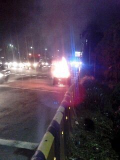 Toyota Vios Terbakar di Gerbang Tol Karang Tengah