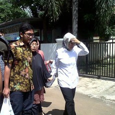 Ratu Tatu Kembali Jenguk Ratu Atut, Bawa 1 Koper Hitam