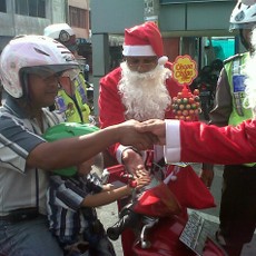 Hohoho! Polisi Sinterklas di Pematangsiantar Bagi-bagi Permen