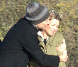 Foto: Kate Moss Risih Hendak Dicium Mantan di Depan Suami