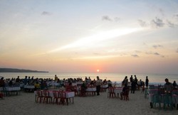 Romantis! Libur Tahun Baru Sambil Menikmati Sunset di Jimbaran