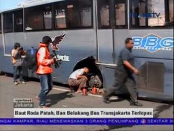Roda Bus Transjakarta Terlepas di Jalan