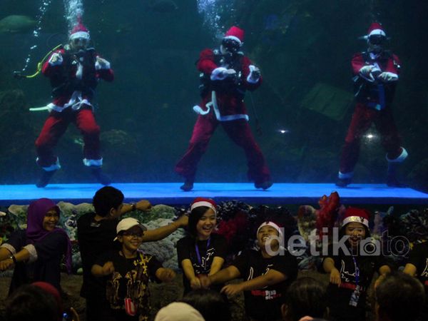 Sinterklas Bergoyang Caisar di Seaworld
