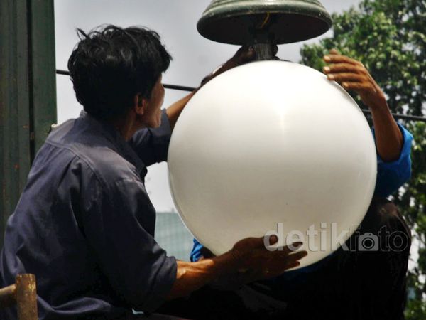 Lampu Hias Percantik Kanal Banjir Barat