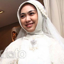 Gaun Pengantin Oki Setiana Dewi Seharga Rp 100 Juta
