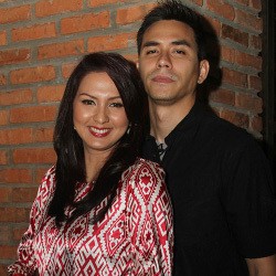 Natalan, Darius Sinathrya dan Donna Agnesia Kompak Berpakaian Serba Merah