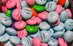 Bebas Mencetak Tulisan Apa Saja di Permen M&Ms!