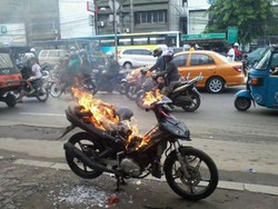 Ini Penampakan Motor Penebar Ranjau Paku yang Dibakar Massa di Roxy