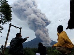 Natal, Polri Bagikan Bantuan untuk Pengungsi Gunung Sinabung
