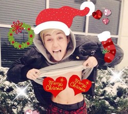 Miley Cyrus Bantah Memperkenalkan Ganja Kepada Joe Jonas