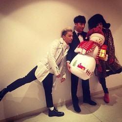 Gaya Para Idola KPop Rayakan Natal