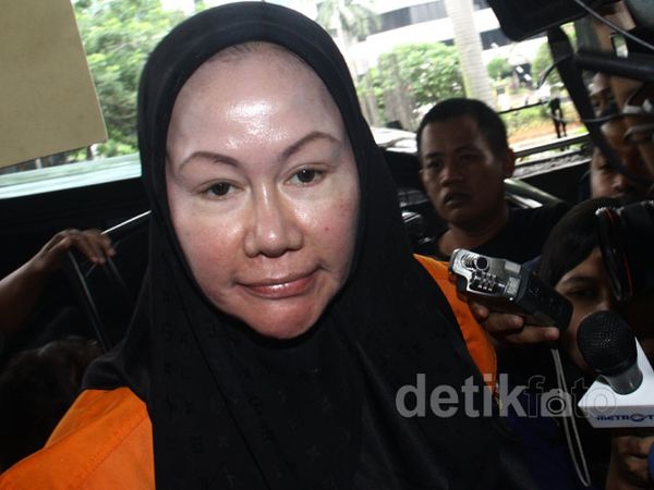 Atut Diperiksa Sebagai Tersangka