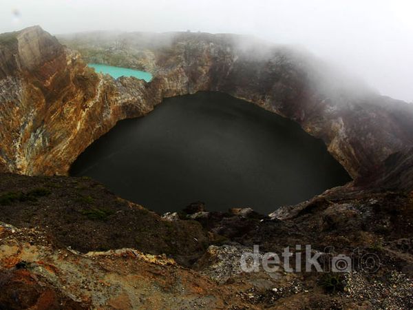 3 Kawah Kelimutu yang Penuh Pesona