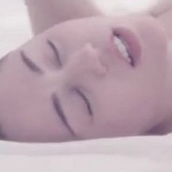 Aksi Nakal dan Nyaris Bugil Terbaru Miley Cyrus