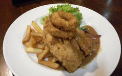 Parsley Resto: Krenyes Garing Chicken Maryland Berlumuran Beef Gravy  Gurih