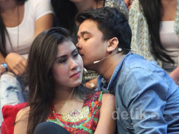 Muach! Billy Cium Mesra Syahnaz
