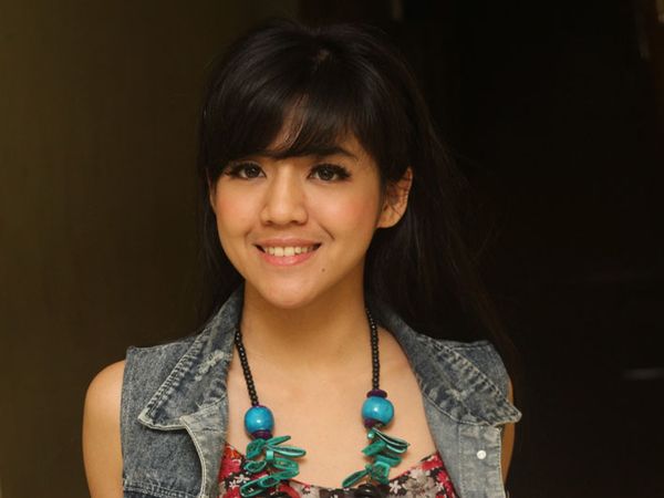 Putri Una Centil Dengan Floral Dress