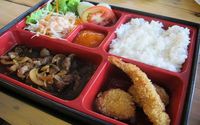 Kenyang Menyantap Steak dan Bento A la Nafeeza