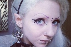 Melynda Moon, Berjuluk Manusia Peri karena Punya Telinga Runcing