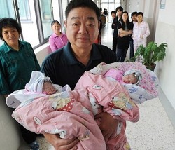 Usia 60 Tahun, Nenek Ini Lahirkan Bayi Kembar