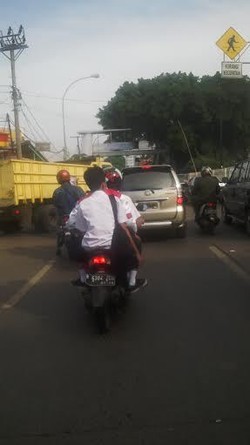 Lagi-lagi, Pemotor Tak Disiplin Cuek Saja Melaju Tanpa Helm