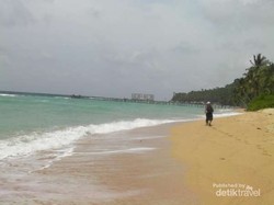 Rela Menerjang Ombak Demi Kecantikan Pulau Lingai