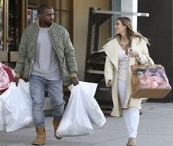 Kim Kardashian Pamer Hadiah Tas Hermes Langka Berhiaskan Lukisan Nude