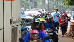 Pengunjung Mulai Tinggalkan Ragunan, Lalin Arah Mampang Macet