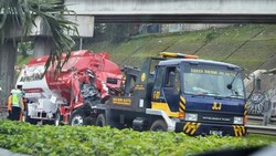 Ini Penampakan Truk Pertamina Terguling di Tol Pondok Pinang