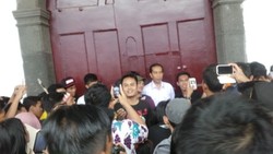 Ketika Jokowi Buka Sesi Foto Bareng Warga di Kota Tua