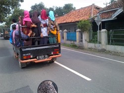 Suka Beramai-ramai, Warga Majalengka Ini Kebiasaan Naik Mobil Pikap