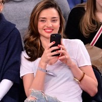 Menonton Pertandingan Basket, Miranda Kerr Malah Sibuk Foto-Foto