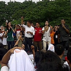 Dahlan Goyang Caisar Bersama Pedagang Bakso di Senayan