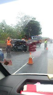Tabrak Pembatas Jalan di Tol Jagorawi, Avanza Ringsek