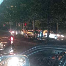 Honda Jazz Nyangkut di Separator Busway Perempatan Ragunan