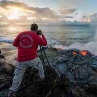 Fotografer Ini Memotret Hanya Satu Meter dari Lava