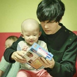 Won Bin Jadi Relawan di Yayasan Kanker Anak