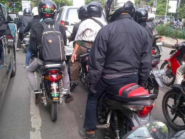 Dan Motor pun Tanpa Pelat Nomor