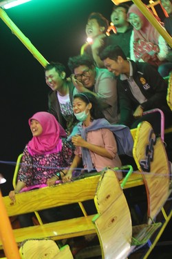 Tertawa di Atas Seramnya Wahana Kora-Kora