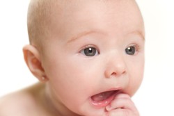 Khawatir Saat Membersihkan Telinga Bayi? Ini Kiatnya