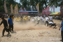 Unik! Tradisi Perang Ketupat di Pulau Bangka